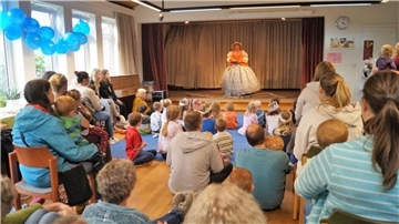 Beispielsweise mit einer Theateraufführung für Eltern und Kinder unterstützt das Bremervörder Familienzentrum Panama den Beziehungsaufbau - eine Frühe Hilfe.