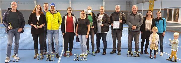 Haus Tongern und OOWV siegen bei Firmenlauf-Challenge Bekamen Auszeichnungen und Pokale überreicht: die Siegerinnen und Sieger der dritten AOK Nordsee-Firmenlauf-Challenge.