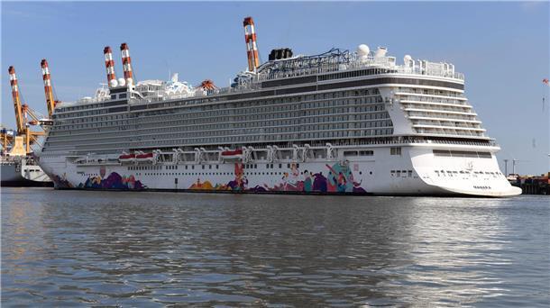 Ein Kreuzfahrtschiff an der Kaje