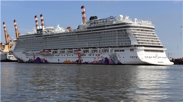 Ein Kreuzfahrtschiff an der Kaje