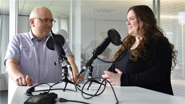 Beleuchten das Thema Amazon: Matthias Berlinke und Luise Langen im Podcast "Story-Telling".