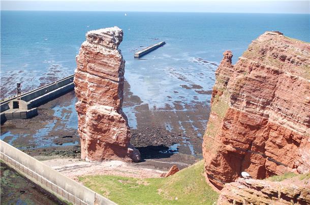 Blick auf die Lange Anna, Helgoland, rote Felsen. Dorthin fährt bald der Katamaran "Nordlicht".