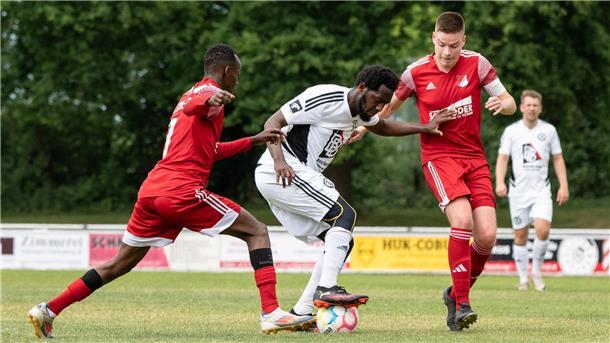 Ben Ally Shabani behauptet hier im Spiel gegen Meister Selsingen den Ball gegen Yousif Ramadan Musa und Marek Schotman. Mit elf Treffern ist er der mit Abstand beste Torschütze des TuS Zeven.