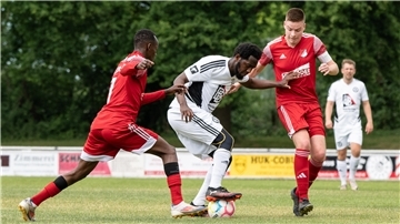 Ben Ally Shabani behauptet hier im Spiel gegen Meister Selsingen den Ball gegen Yousif Ramadan Musa und Marek Schotman. Mit elf Treffern ist er der mit Abstand beste Torschütze des TuS Zeven.