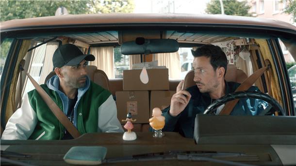 Ben (Benaissa Lamroubal, links) und Ramon (Arnel Taci) in einer Szene der TV-Serie „Ethno“, die ab Freitag zu sehen ist.