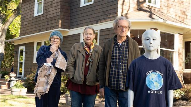 Ben Kingsley (2.v.r.) als Milton, Jane Curtin (l) als Joyce, Harriet Harris (2.v.l.) als Sandy und der außerirdische Besucher in einer Szene des Films „A Great Place To Call Home“