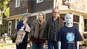 Ben Kingsley (2.v.r.) als Milton, Jane Curtin (l) als Joyce, Harriet Harris (2.v.l.) als Sandy und der außerirdische Besucher in einer Szene des Films „A Great Place To Call Home“