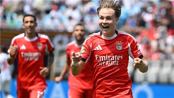 Bayern verpassen im Glutofen von Charlotte den Gruppensieg Benficas Angreifer Andreas Schjelderup jubelt nach seinem Tor.