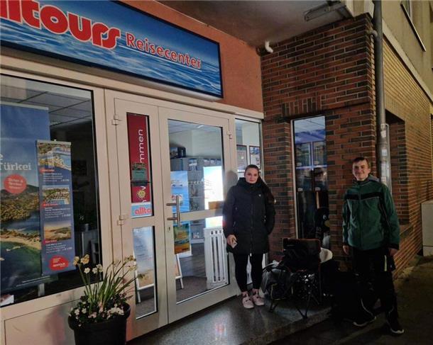 In 15 Minuten alle Sitzplätze weg: Ansturm auf Final-Tickets der Pinguins-Spiele Benita Buß (li.) und ihr Bruder haben es sich bereits ab drei Uhr in der Nacht vor dem überdachten Eingang des Reisecenters gemütlich gemacht, um Tickets für die Final-Spiele der Pinguins zu bekommen.