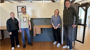  Benita Gerke und Felix Czermack mit Museumsleiterin Kerstin Thölke und dem Vertreter des Prüfungsausschusses, Daniel Burfeind, bei der Ausstellungseröffnung. 
