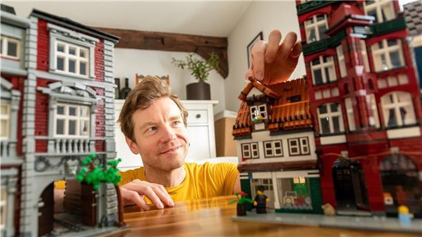 Lüneburg in Miniatur - Künstler bastelt mit Lego Benjamin Albrecht baut Gebäude in Lüneburg mit Legosteinen nach. Die Stadt zieht durch die Filmserie „Rote Rosen“ zahllose Touristen an. Nun sollen die Lego-Häuser auch im Museum zu sehen sein.