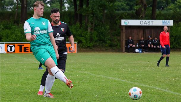 Benjamin Böttjer (vorn) holte mit dem TSV Karlshöfen II im Heimspiel gegen den FC Ostereistedt/Rhade II einen Punkt.