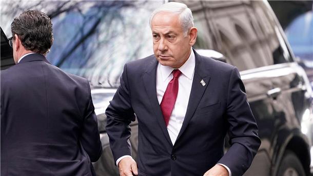 Proteste während Netanjahu-Besuch in London Benjamin Netanjahu, Ministerpräsident von Israel, trifft an der Downing Street für ein Treffen mit dem britischen Premierminister Sunak ein.