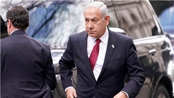 Benjamin Netanjahu, Ministerpräsident von Israel, trifft an der Downing Street für ein Treffen mit dem britischen Premierminister Sunak ein.