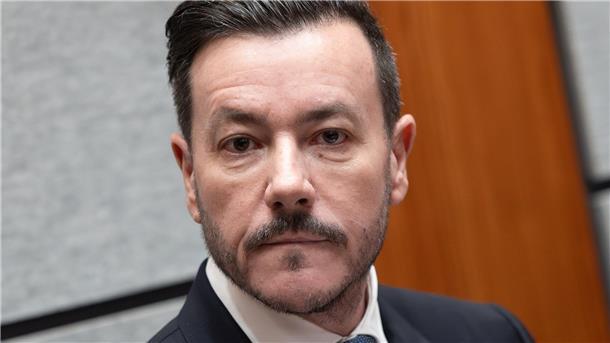 „Benko ist ein Kämpfer“ - Zwei Jahre Haft für Ex-Milliardär Benko wirkte nach dem Urteil konsterniert