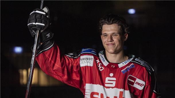 Ein Eishockey-Spieler zeigt eine Jubelpose. Bennet Roßmy wechselte von der Düsseldorfer EG zu den Fischtown Pinguins aus Bremerhaven.