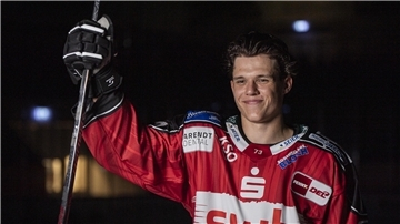 Ein Eishockey-Spieler zeigt eine Jubelpose. Bennet Roßmy wechselte von der Düsseldorfer EG zu den Fischtown Pinguins aus Bremerhaven.