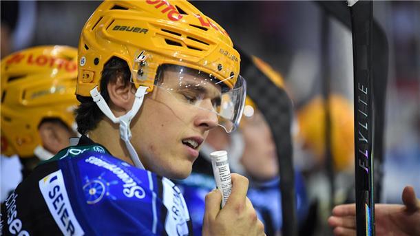 Ein Eishockeyspieler schnüffelt an Riechsalz