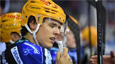 Ein Eishockeyspieler schnüffelt an Riechsalz