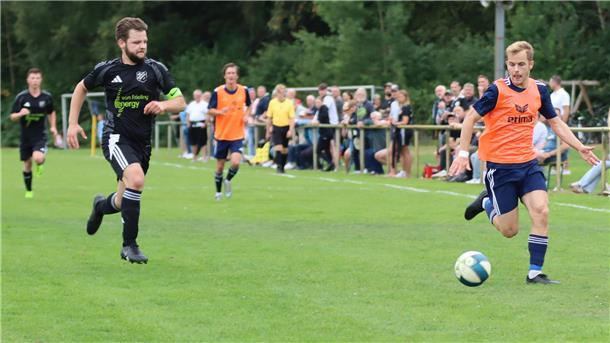 Bent-Niklas Otten (am Ball) und seine Mitspieler vom FC Wörpetal wollen sich mit einem Sieg gegen Scheeßel an der Tabellenspitze festsetzen.