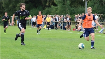 Bent-Niklas Otten (am Ball) und seine Mitspieler vom FC Wörpetal wollen sich mit einem Sieg gegen Scheeßel an der Tabellenspitze festsetzen.