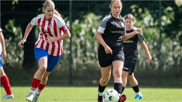 Bente Löhden (rechts) feierte mit ihren Teamkolleginnen vom JFV AOBHH in Otterndorf gegen Scharmbeckstotel ihren ersten Sieg in der Saison.