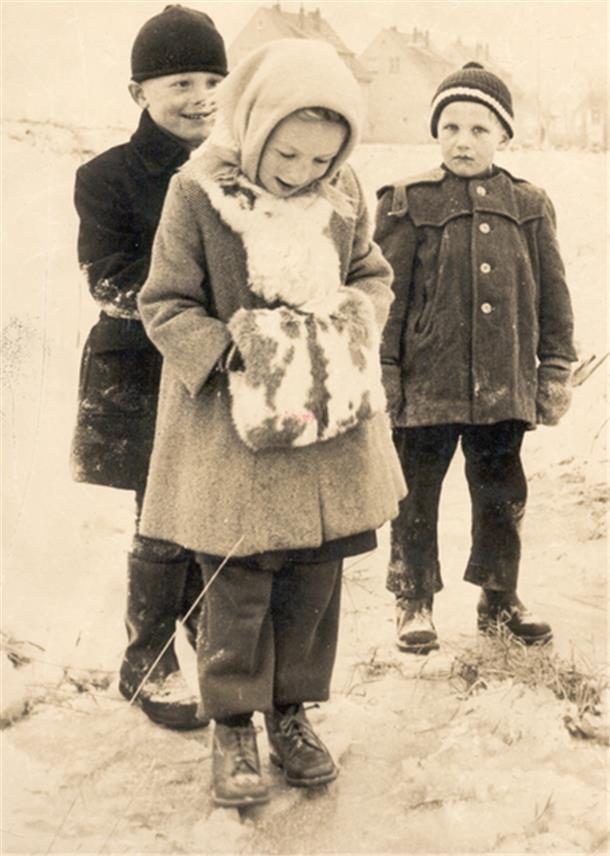 Benutzt eigentlich heutzutage noch jemand einen Muff, um die Hände warm zu halten? Mitte der 1950er Jahre war das noch so, wie das Mädchen auf dieser Aufnahme beweist.