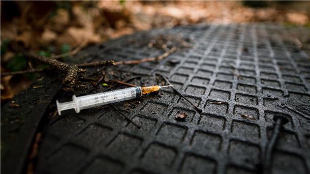 Zahl der Drogentoten auf Rekordhoch Benutzte Spritze im Gebüsch. Am häufigsten mit Todesfällen verbunden war weiterhin die Droge Heroin.