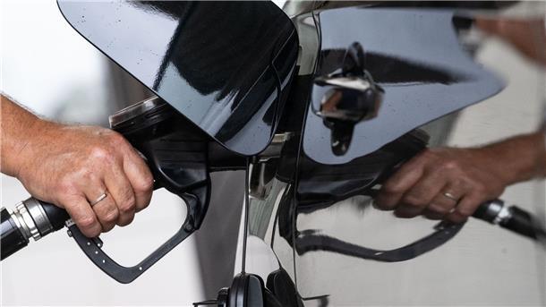 Benzin und Diesel sind billiger geworden, aber insgesamt seien die Spritpreise aber weiter deutlich zu hoch, heißt es beim ADAC.