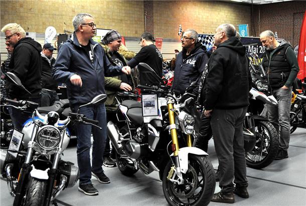 Benzingespräche wurden jede Menge geführt - auch dafür ist eine Motorradmesse schließlich da.