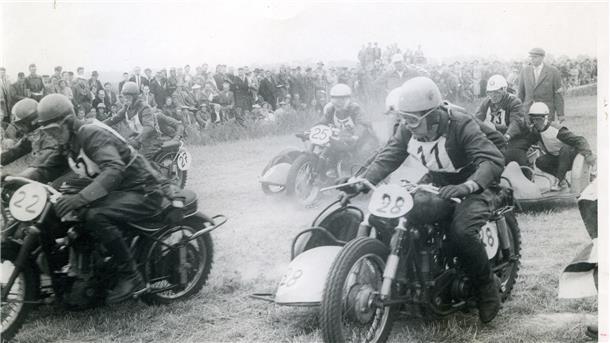 Motorräder: Geliebt im Alltag und als Rennmaschinen Bequem kann es nicht gewesen sein, im Beiwagen übers Feld zu fahren.