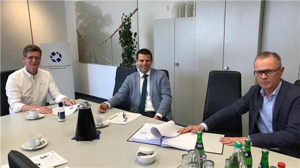 Beraten zu Kurzarbeit, Stundung, Soforthilfe: Kreishandwerksmeister Stephan Hayen (von links), Stephan Giese und Thomas Sturm von der Kreishandwerkerschaft.