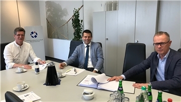 Beraten zu Kurzarbeit, Stundung, Soforthilfe: Kreishandwerksmeister Stephan Hayen (von links), Stephan Giese und Thomas Sturm von der Kreishandwerkerschaft.
