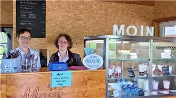 Bereit für die neue Saison sind Karin Schumacher vom Melkhus in Berne-Orth und Annemarie Cornelius vom Melkhus Butjadingen-Seeverns.