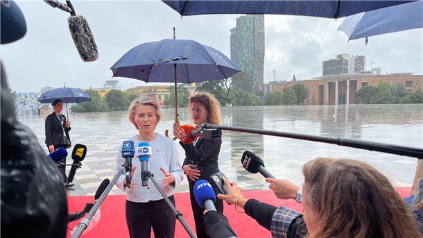 EU begleitet Ukraine-Verhandlungsstart mit Sanktionsdrohung Bereitet einen Vorschlag für ein neues Sanktionspaket vor: EU-Kommissionspräsidentin Ursula von der Leyen. (Archivbild)
