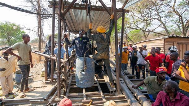 13 Bergleute sterben bei Einsturz einer Goldmine in Simbabwe Bergleute helfen während des Rettungseinsatzes an einem eingestürzten Minenschacht in Chegutu.