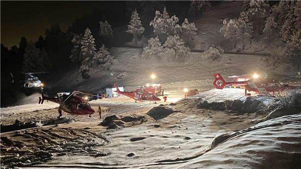 Fünf Skitourengänger sterben im Schneesturm in der Schweiz Bergretter und Hubschrauber bereiten sich auf den Abflug zum Berg Tête Blanche in den Schweizer Alpen vor.