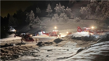 Bergretter und Hubschrauber bereiten sich auf den Abflug zum Berg Tête Blanche in den Schweizer Alpen vor.