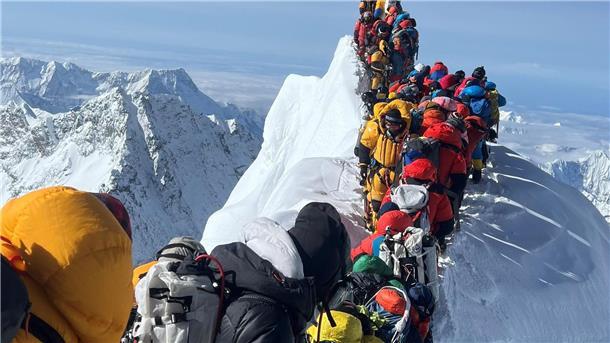 Bergsteiger und Bergführer stehen am 21. Mai zwischen dem Südgipfel und der Hillary-Stufe des Mount Everest im Stau.