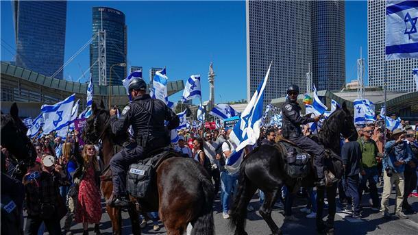 Großer Protesttag gegen Justizreform in Israel Berittene Polizisten werden eingesetzt, als Israelis eine Hauptstraße blockieren, um gegen die Pläne der Regierung von Ministerpräsident Netanjahu zu protestieren.