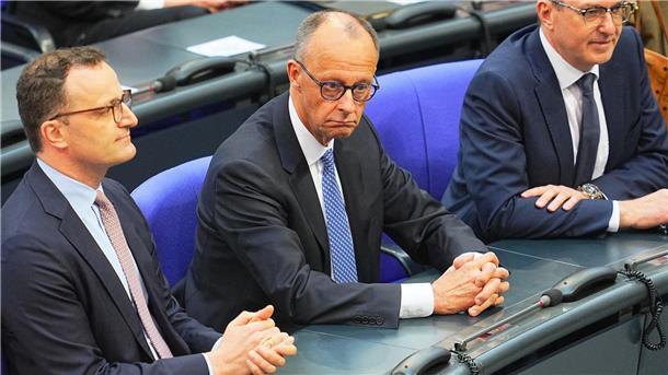 Berlin: Der neue Bundeskanzler Friedrich Merz (CDU, Mitte) hatte wenig Glück im ersten Wahlgang. Erst im zweiten Durchgang wurde er mit der notwendigen Mehrheit zum Kanzler gewählt.