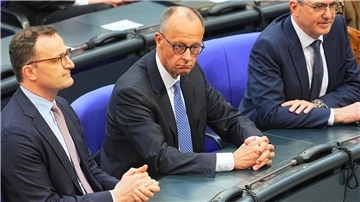 Berlin: Der neue Bundeskanzler Friedrich Merz (CDU, Mitte) hatte wenig Glück im ersten Wahlgang. Erst im zweiten Durchgang wurde er mit der notwendigen Mehrheit zum Kanzler gewählt.