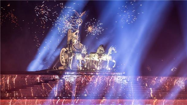 Weltweiter Party-Start ins Jahr 2023 Berlin feiert mit einem Feuerwerk vor dem Brandenburger Tor.