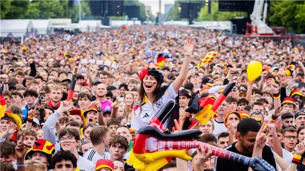Berliner Fanzone wird für deutsches Achtelfinale erweitert Berlin rechnet mit einem großen Andrang zum deutschen Achtelfinale.
