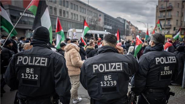 Berliner Polizisten begleiten eine propalästinensische Demonstration am Hermannplatz in Berlin Neukölln.