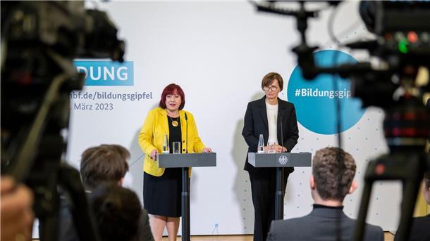 Bayern pocht nach Bildungsgipfel auf Eigenständigkeit Berlins Bildungssenatorin Astrid-Sabine Busse (SPD, l) und Bundesbildungsministerin Bettina Stark-Watzinger (FDP) am Rande des Bildungsgipfels.