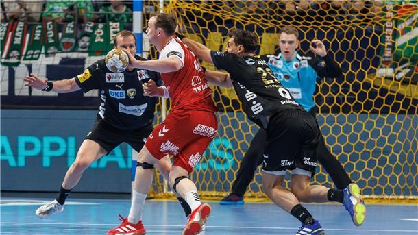 Berlins Lukas Herburger versucht Aalborg-Star Sander Sagosen zu stoppen