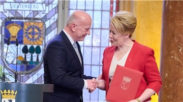 Berlins neuer Regierender Bürgermeister Kai Wegner (CDU) ernennt seine Vorgängerin Franziska Giffey (SPD) zur Senatorin für Wirtschaft, Energie und Betriebe.