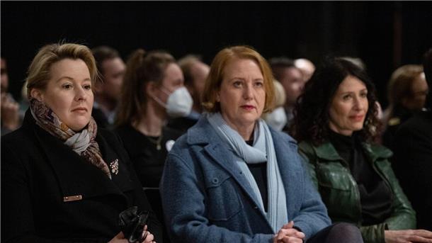 Berlins Regierende Bürgermeisterin Franziska Giffey (v.l.), Bundesfamilienministerin Lisa Paus und Umweltsenatorin Bettina Jarasch nehmen an der Gedenkveranstaltung in der Gedächtniskirche teil.