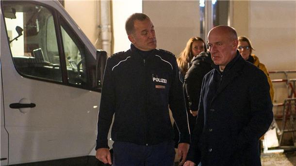Berlins Regierender Bürgermeister Kai Wegner (r) wird bei einem Besuch der Polizeiwache an der Sonnenallee begrüßt.